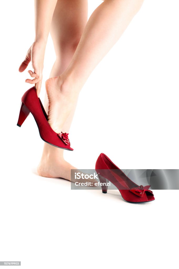 Mujer poniendo en zapatos rojos - Foto de stock de Adulto libre de derechos