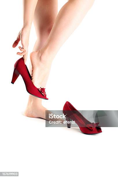 Kobieta Wprowadzenie W Czerwone Buty - zdjęcia stockowe i więcej obrazów Białe tło - Białe tło, Ciało ludzkie, Czerwony
