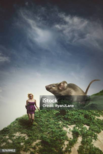 Photo libre de droit de Kitsch Affiche Rétro Film Dhorreur banque d'images et plus d'images libres de droit de Photo de film - Photo de film, Souris - Animal, Femmes