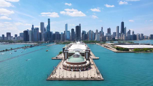 superbe paysage urbain de chicago avec navy pier au premier plan. illinois, états-unis. - chicago skyline lake nautical vessel photos et images de collection