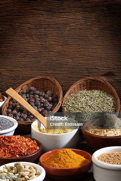 Sezioni Differenti Di Spezie Su Sfondo In Legno - Fotografie stock e altre immagini di Anice - Anice, Cannella, Cardamomo