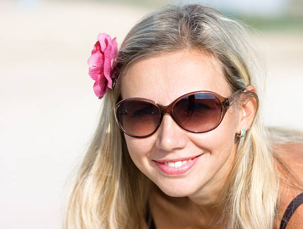 Fille avec une fleur dans les cheveux - Photo