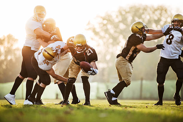 college football-piłkę i zwalczania. - football sports helmet american football football helmet zdjęcia i obrazy z banku zdjęć