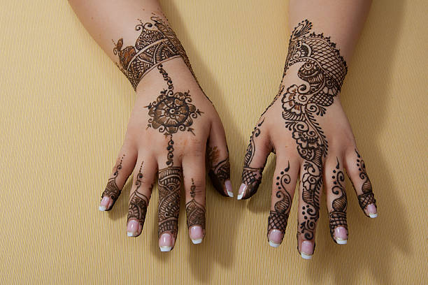 tatouage sur les mains - wedding indian culture pakistan henna tattoo photos et images de collection