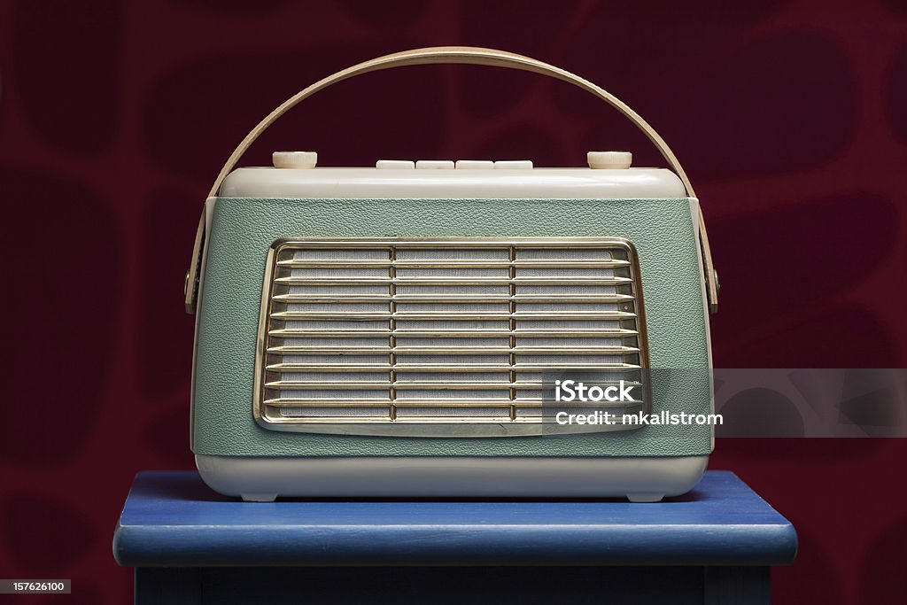 Old rádio vintage no banco - Foto de stock de Banco de sentar royalty-free