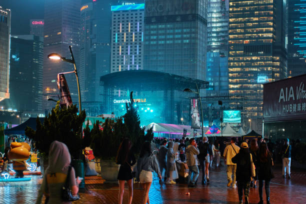 foule de personnes pour le festival creamfields hong kong 2023 à central harbourfront avec des lumières nocturnes urbaines - urban scene china city horizontal photos et images de collection