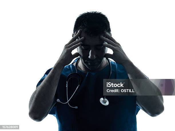 医師男性のポートレート疲労頭痛のシルエット - 医師のストックフォトや画像を多数ご用意 - 医師, 悲しみ, 疲れている