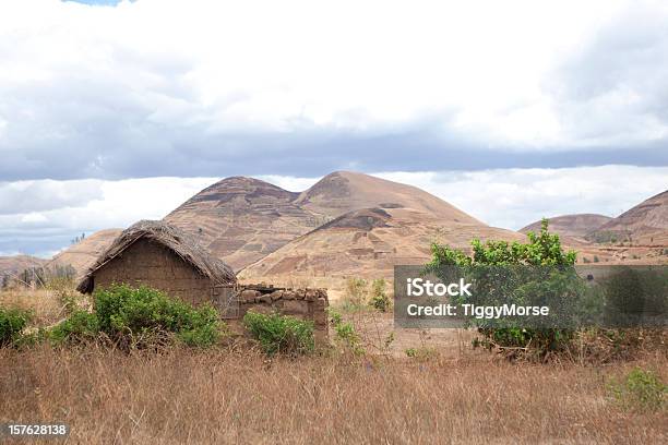 Una Piccola Casa Con Montagne Dietro Madagascar - Fotografie stock e altre immagini di Africa - Africa, Africa orientale, Ambientazione esterna