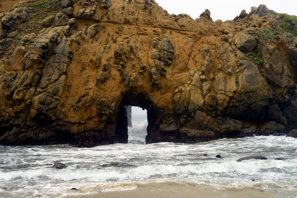 istock Keyhole Arch at Pfeiffer Beach 1576283189