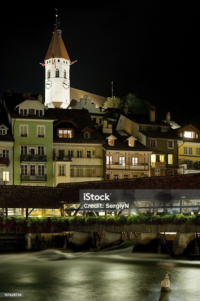 Ponte e edifici di Thun a notte - Foto stock royalty-free di Acqua