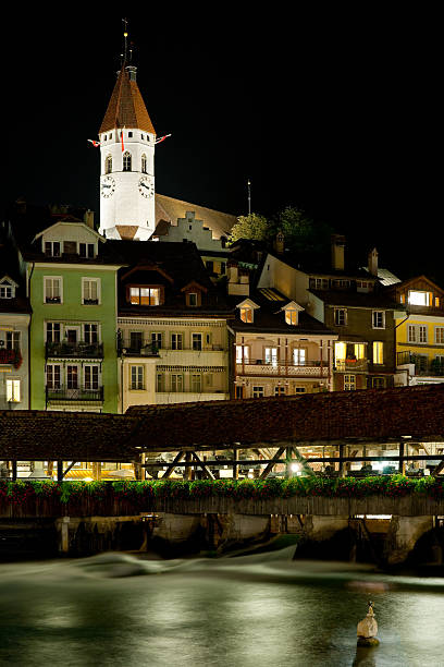 ponte e edifícios em thun à noite - lake thun switzerland night lake - fotografias e filmes do acervo