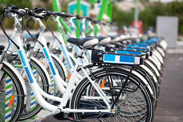 des bicyclettes électriques - parking vélo photos et images de collection