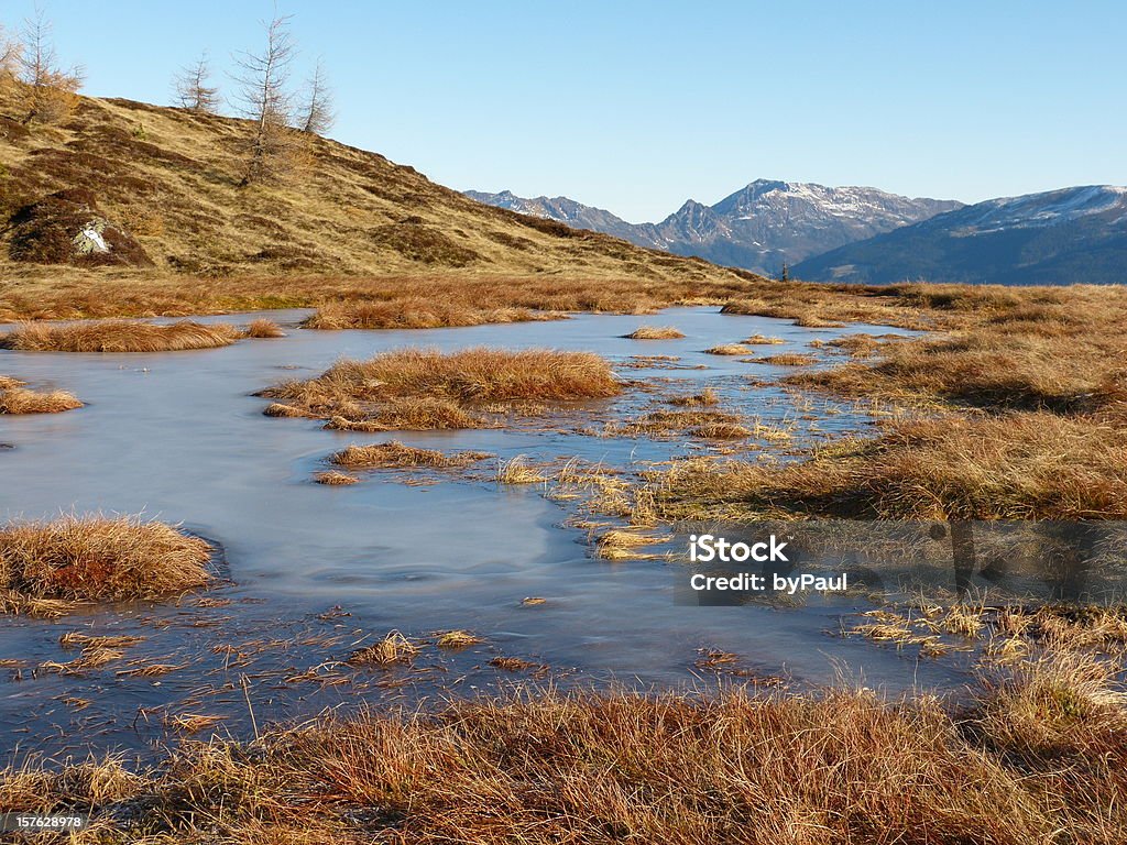 Ghiaccio Lago di montagna in autunno mountains - Foto stock royalty-free di Acqua