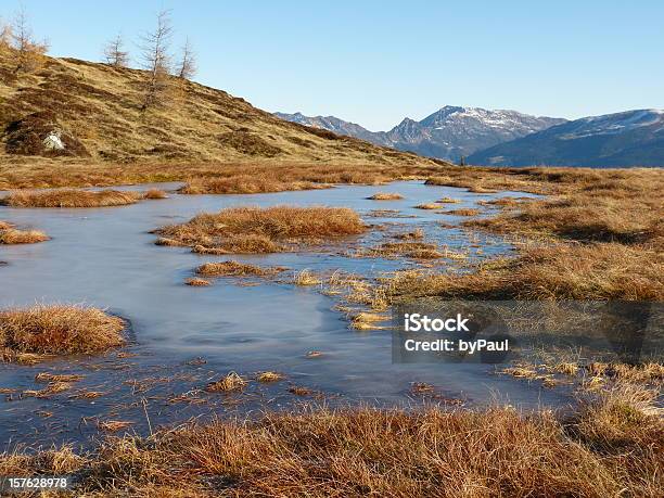 Ghiaccio Lago Di Montagna In Autunno Mountains - Fotografie stock e altre immagini di Acqua - Acqua, Alpi, Alta Austria