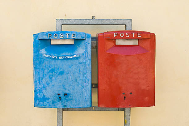 イタリアのメールボックス - verschicken ストックフォトと画像