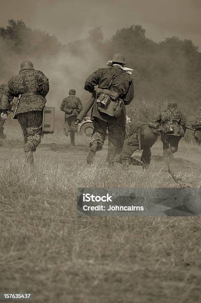 Skirmish Militar Foto de stock y más banco de imágenes de Segunda Guerra Mundial - Segunda Guerra Mundial, Soldado - Ejército de Tierra, 1940