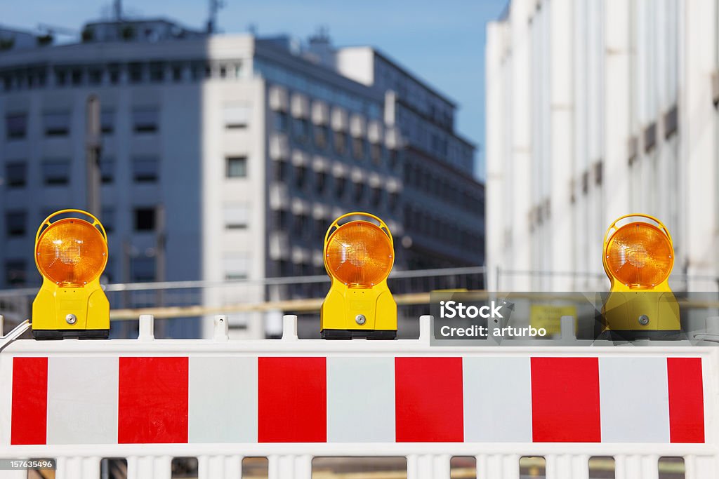 Tres lámparas de advertencia amarillo tráfico en la barrera - Foto de stock de Barrera de construcción libre de derechos