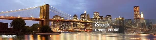 Ньюйорк Бруклинский Мост И Нижний Манхэттен — стоковые фотографии и другие картинки Бруклинский мост - Бруклинский мост, Ночь, Панорамный