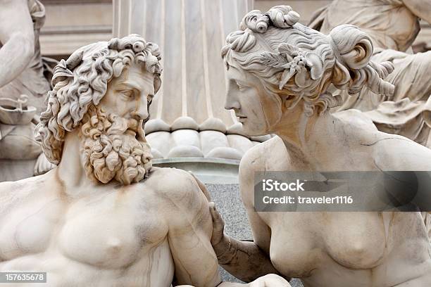 Photo libre de droit de Homme Et Femme Rencontrer Le Atena Statue De Vienne En Autriche banque d'images et plus d'images libres de droit de Style grec classique
