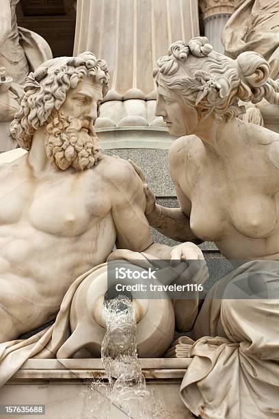 Mann Und Frau Ein Gespräch Stockfoto und mehr Bilder von Statue - Statue, Frauen, Männer