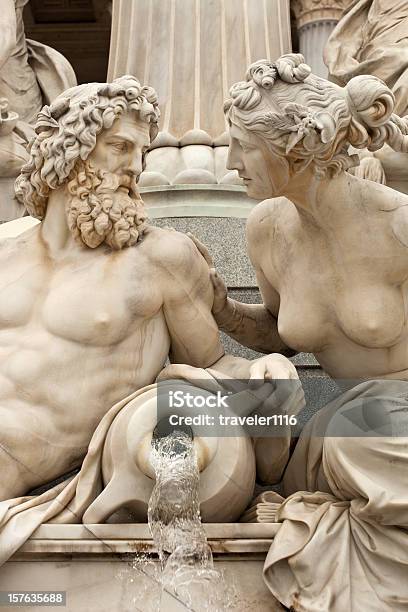 Foto de Homem E Mulher Conversas e mais fotos de stock de Estátua - Estátua, Fonte Pallas Athene, Homens
