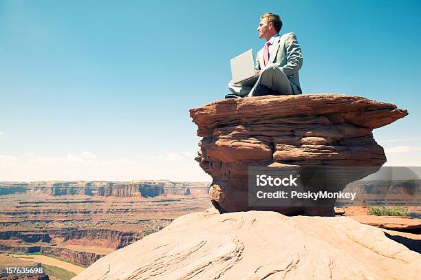 Foto de Viajando Empresário Sentado Com Laptop Na Mesa De Pedra e mais fotos de stock de Grand Canyon
