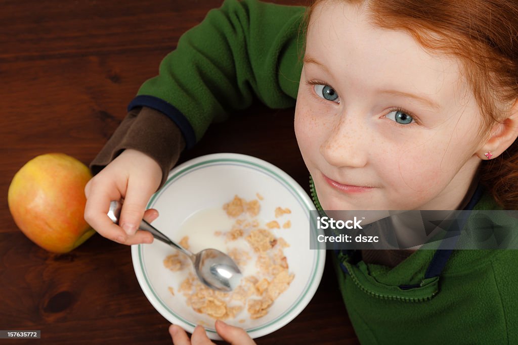 Dziewczynka jedzenie płatków śniadaniowych - Zbiór zdjęć royalty-free (Dziecko)