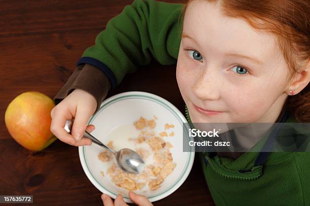 Dziewczynka Jedzenie Płatków Śniadaniowych - zdjęcia stockowe i więcej obrazów Dziecko - Dziecko, Dziewczyny, Jeść