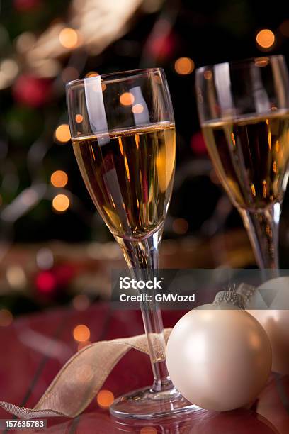 Foto de Vinho E Luzes De Natal e mais fotos de stock de Bebida alcoólica - Bebida alcoólica, Bola de Árvore de Natal, Comemoração - Conceito