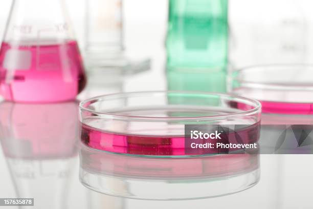 Equipamento De Laboratório - Fotografias de stock e mais imagens de Laboratório - Laboratório, Cor de rosa, Fundo Branco