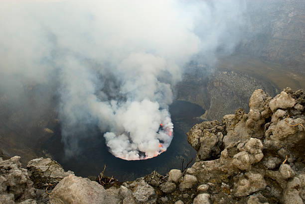 vue sur le centre de la terre-miragongo vulcano, congo - lava lake photos et images de collection