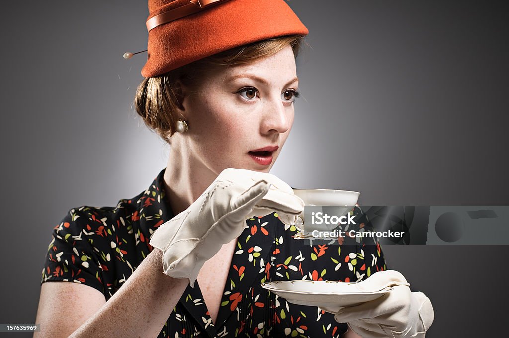 Rétro femme boire son thé - Photo de Style rétro libre de droits