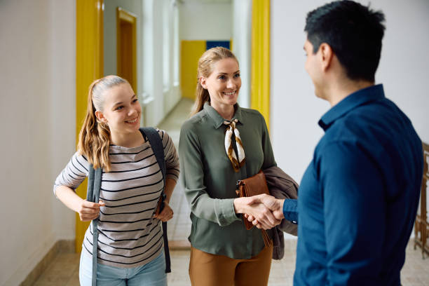 ich freue mich, dass wir uns für ihre schule entschieden haben! - greeting teenager handshake men stock-fotos und bilder