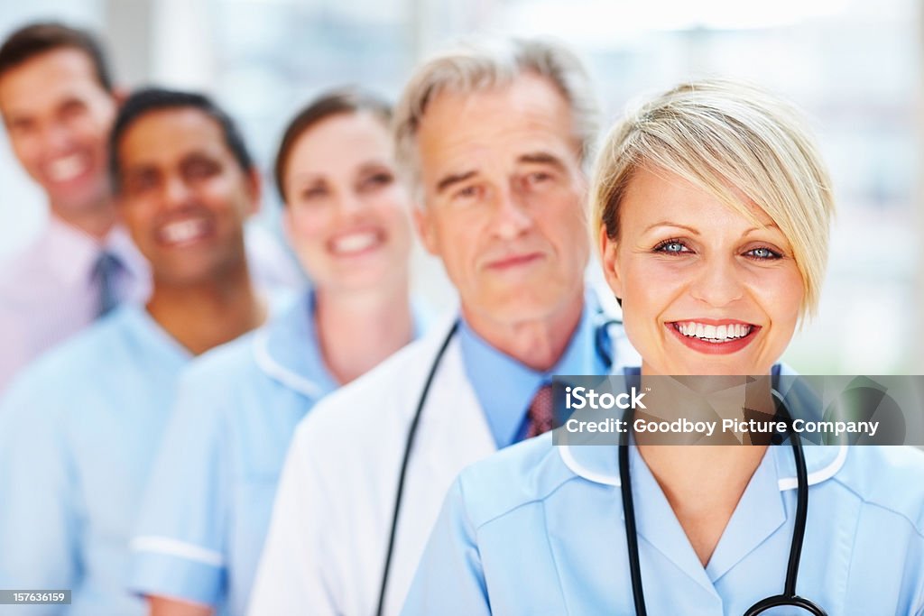 Close-up de um sorridente médico com sua equipe - Foto de stock de 20 Anos royalty-free