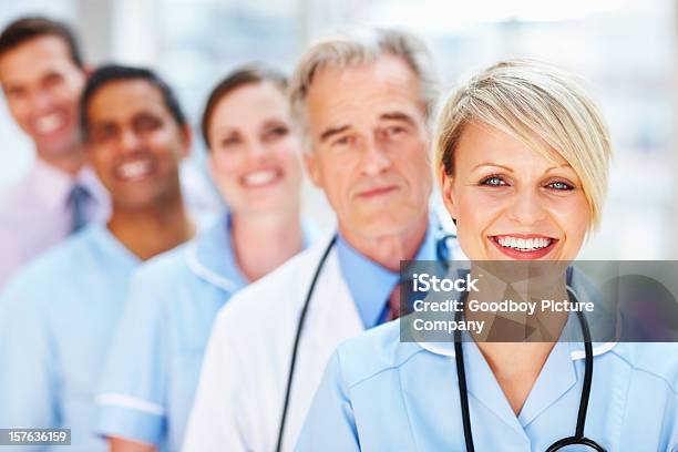 Foto de Closeup De Um Sorridente Médico Com Sua Equipe e mais fotos de stock de 20 Anos - 20 Anos, 25-30 Anos, 30 Anos