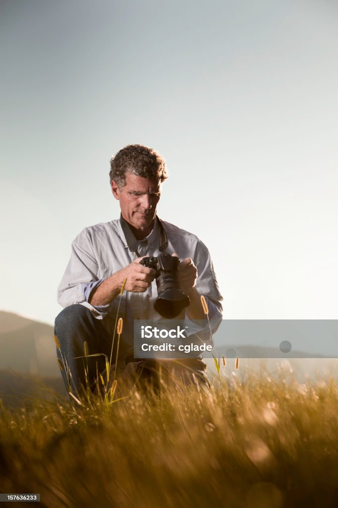 Photographe de revoir les images verticales - Photo de 55-59 ans libre de droits