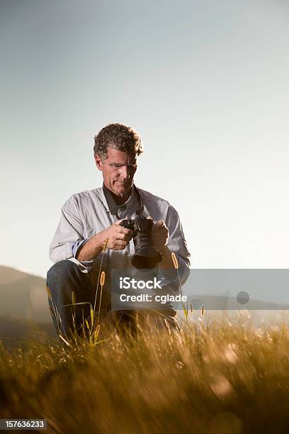 Fotografo Controllato Limmagine Verticale - Fotografie stock e altre immagini di 55-59 anni - 55-59 anni, Adulto, Adulto in età matura