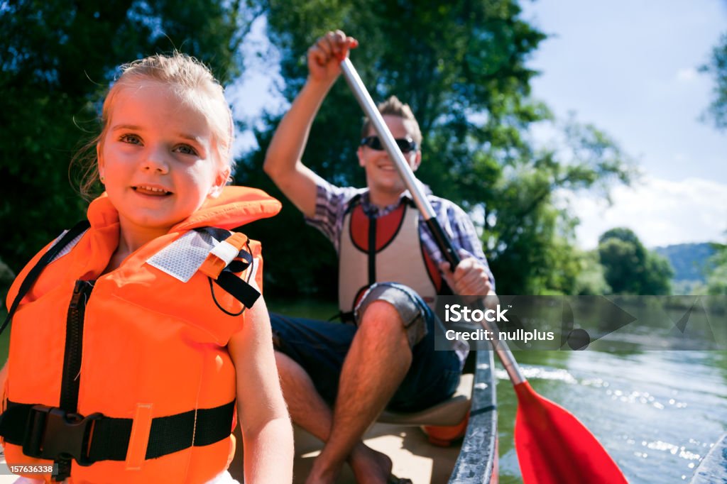 Giovane famiglia in canoa - Foto stock royalty-free di Acqua