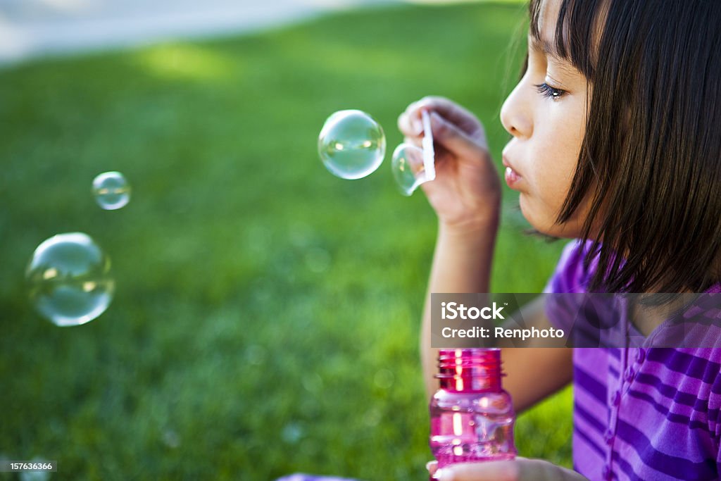 Kleines Mädchen Blasen Blasen - Lizenzfrei 6-7 Jahre Stock-Foto