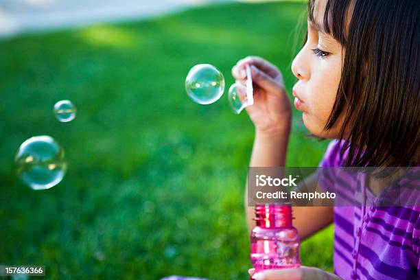 Kleines Mädchen Blasen Blasen Stockfoto und mehr Bilder von 6-7 Jahre - 6-7 Jahre, Aktivitäten und Sport, Bewegung