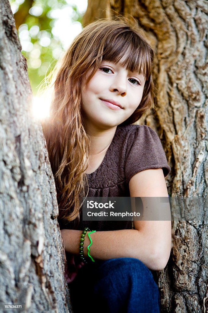 Linda niña en árbol - Foto de stock de 10-11 años libre de derechos