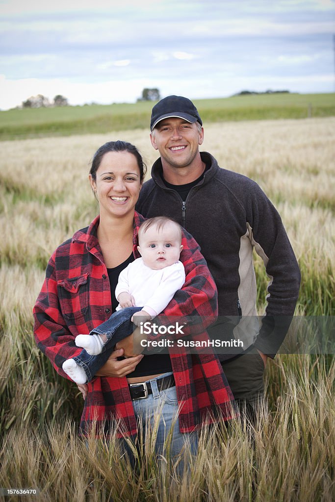 Farm Familie im Feld - Lizenzfrei Agrarbetrieb Stock-Foto