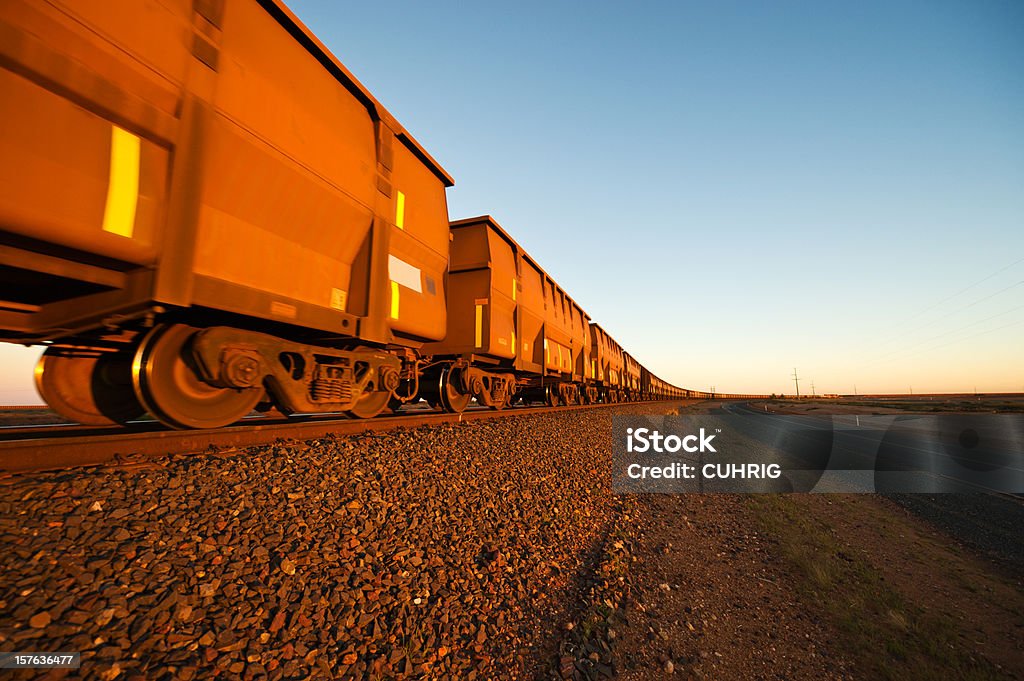 Minerale di ferro treno auto primo piano - Foto stock royalty-free di Minerale di ferro