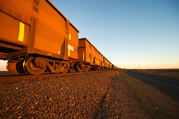 ruda żelaza pociąg samochody zbliżenie - the pilbara zdjęcia i obrazy z banku zdjęć