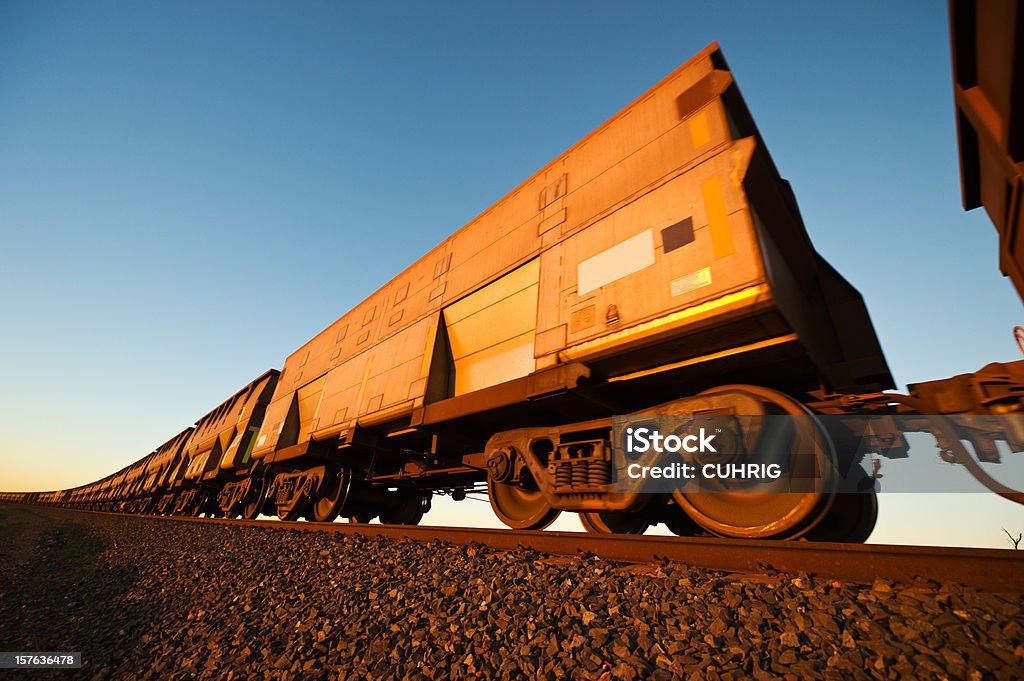 Mineral de hierro tren automóviles primer plano - Foto de stock de Minería libre de derechos