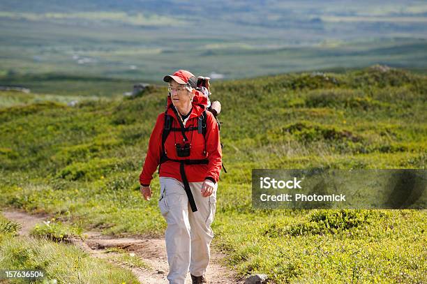 Расслабленной Женщина Hiker С Рюкзак — стоковые фотографии и другие картинки 45-49 лет - 45-49 лет, 50-54 года, Активный образ жизни