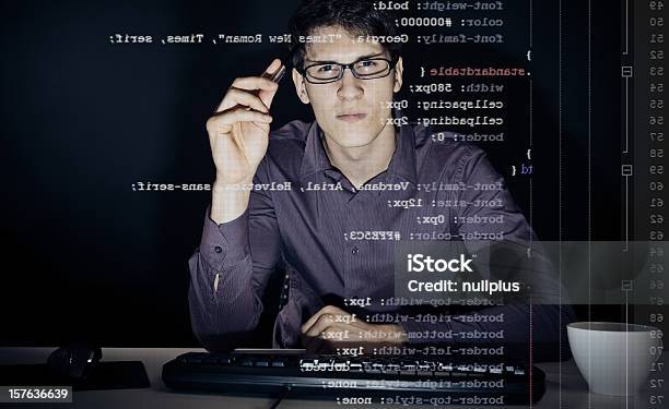 Jovem Analisar As Definições De Css - Fotografias de stock e mais imagens de Computador - Computador, Em Frente de, Programador