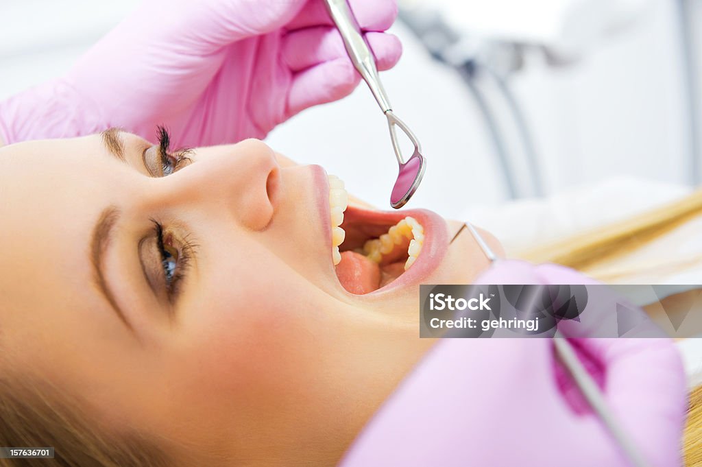 Визит на стоматологическое хирургическое вмешательство - Стоковые фото Болезнь роялти-фри