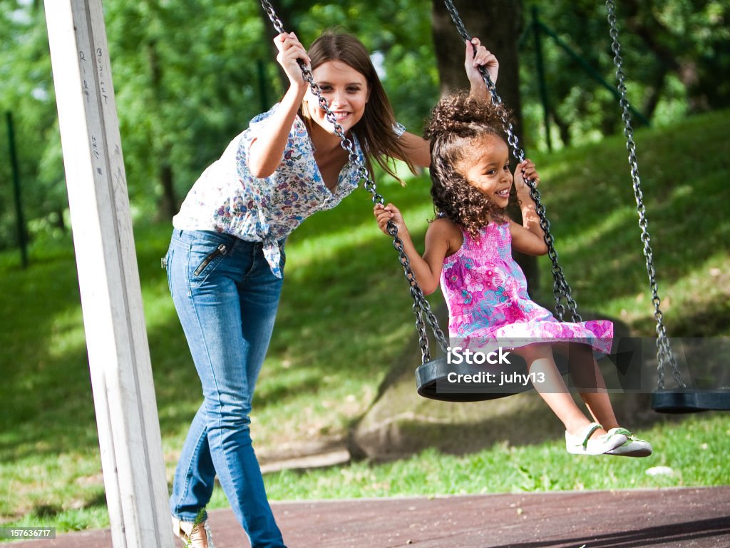 African american Kinder zusammen eine weiße Mädchen in den park - Lizenzfrei Afrikanischer Abstammung Stock-Foto