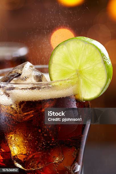 Cola - zdjęcia stockowe i więcej obrazów Cola - Cola, Alkohol - napój, Bar - Lokal gastronomiczny